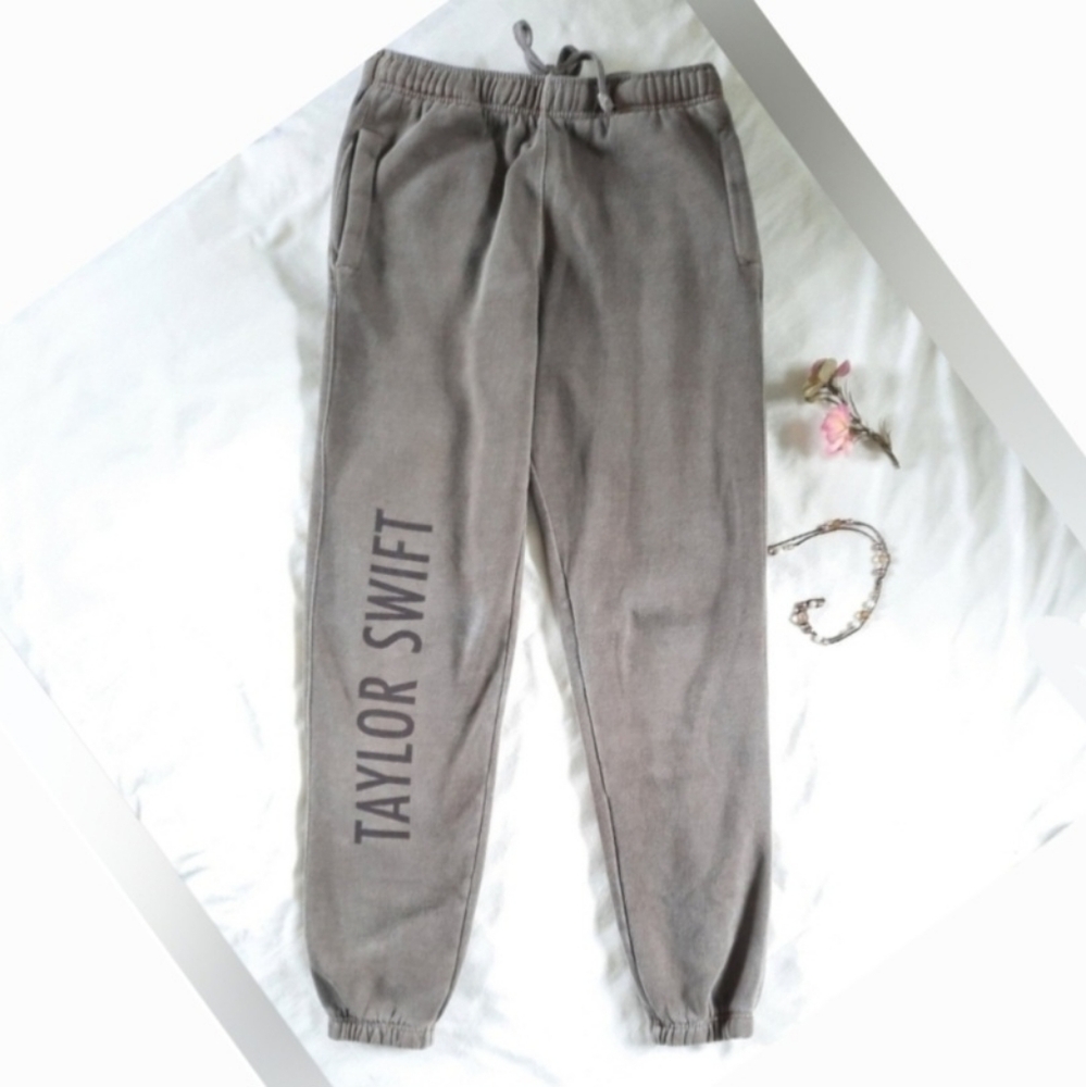 TAYLOR SWIFT Taupe Joggers URBAN PLANET